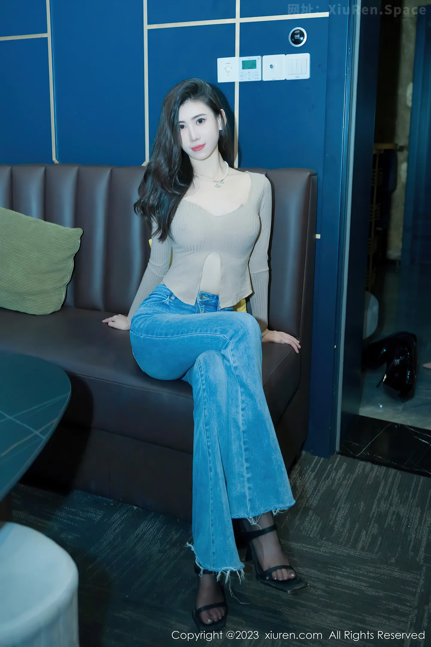 图片[2]-[XiuRen秀人网]VOL.7041 模特章芃芃性感杏色上衣配简约牛仔裤秀曼妙身姿完美诱惑写真55P-秀人网官方网站